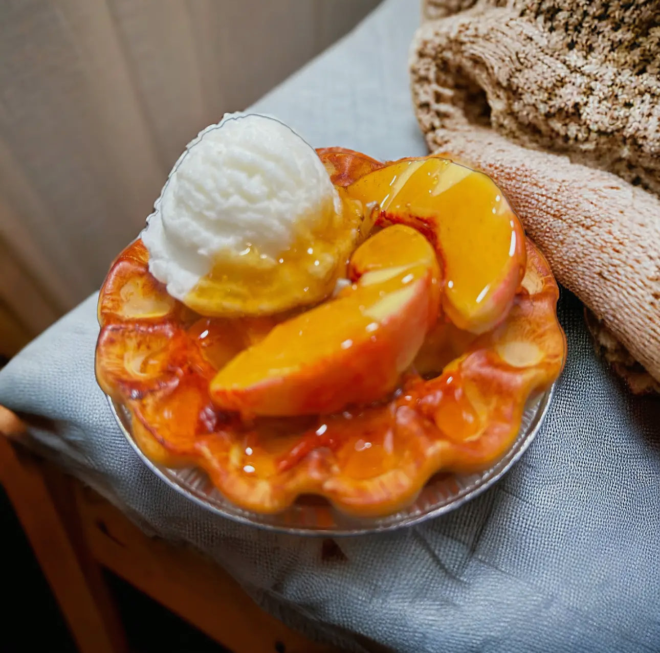Peach pie a la mode